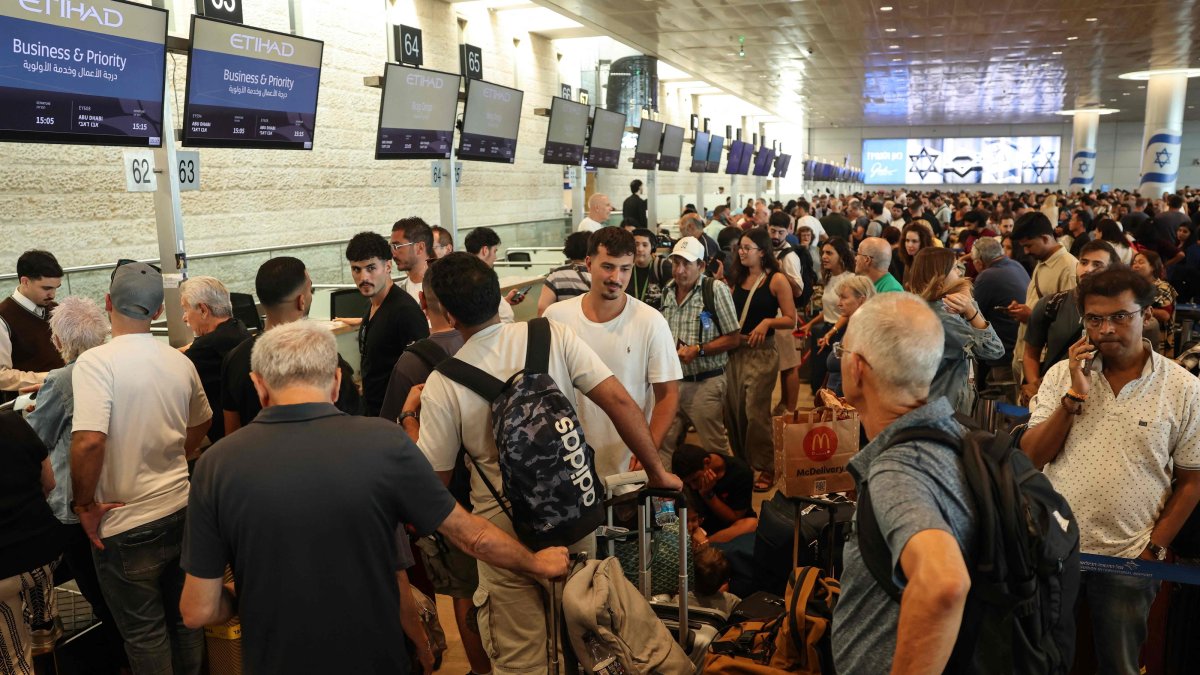 Passengers wait with their luggage at a check-in area amid disruptions caused by a surprise staff strike at Ben Gurion Airport in Lod, near Tel Aviv, Aug. 20, 2026. (AFP File Photo)