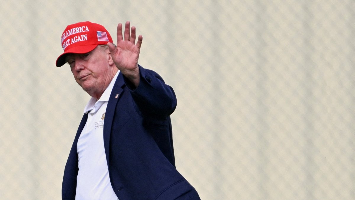 U.S. President Donald Trump waves as he walks from Marine One to a vehicle at the Ellipse near the White House, Washington, U.S., Aug. 16, 2026. (Reuters Photo)