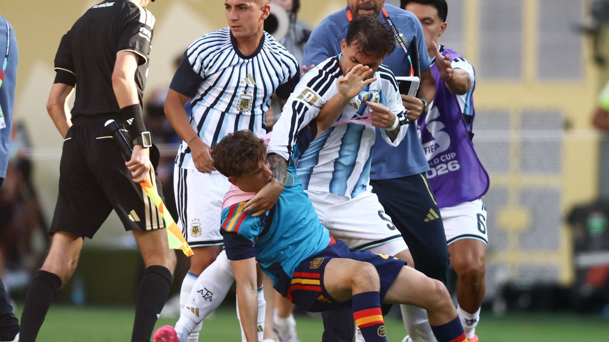 Argentina's Leandro Paredes clashes with Spain's Gavi during the 2026 FIFA World Cup final match between Spain and Argentina at the New York/New Jersey Stadium, East Rutherford, U.S., July 19, 2026. (AFP Photo)