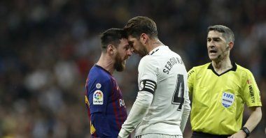 Barcelona's Lionel Messi (L) clashes with Real Madrid's Sergio Ramos as they argue during the Spanish La Liga match at the Bernabeu stadium, Madrid, Spain, March 2, 2019. (AP Photo)