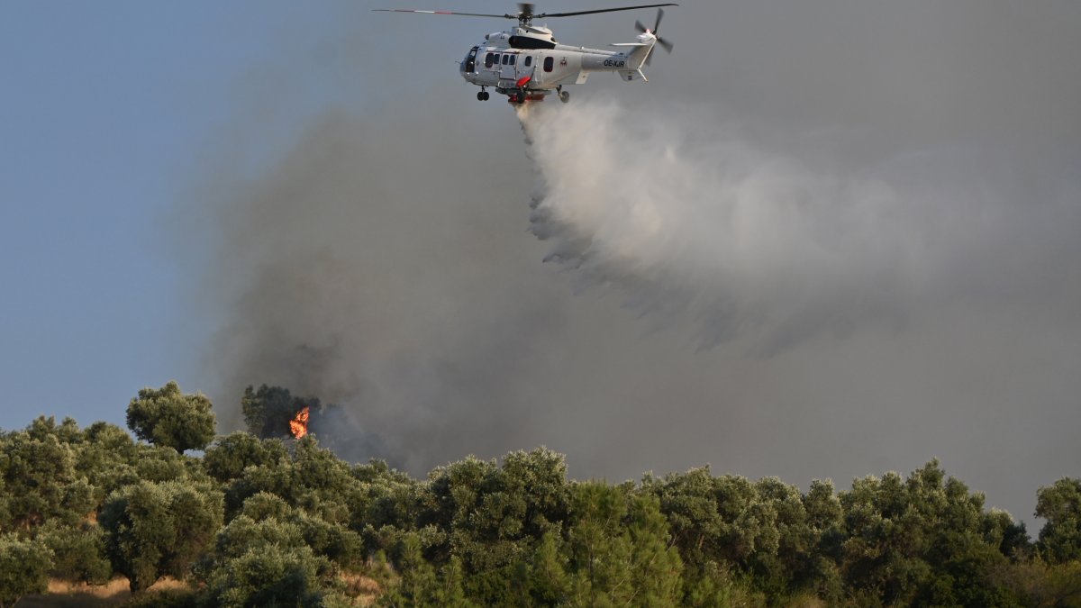 Aerial operations continue to help control a wildfire, Turgutlu, Manisa, Türkiye, Aug. 19, 2026. (AA Photo)