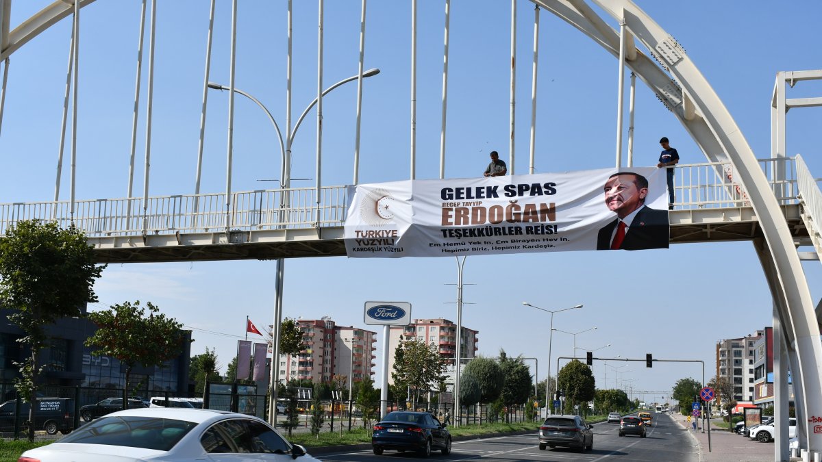 People hang a banner reading "Thank You Erdoğan" addressed to the president in Kurdish and Turkish in reference to terror-free Türkiye law, Batman, Türkiye, Aug. 14, 2026. (AA Photo)
