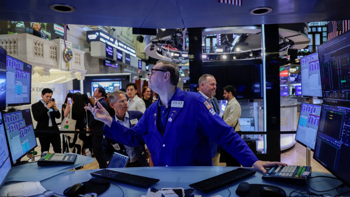 A trader works on the floor of the New York Stock Exchange (NYSE), New York City, U.S., Aug. 21, 2026. (Reuters Photo)