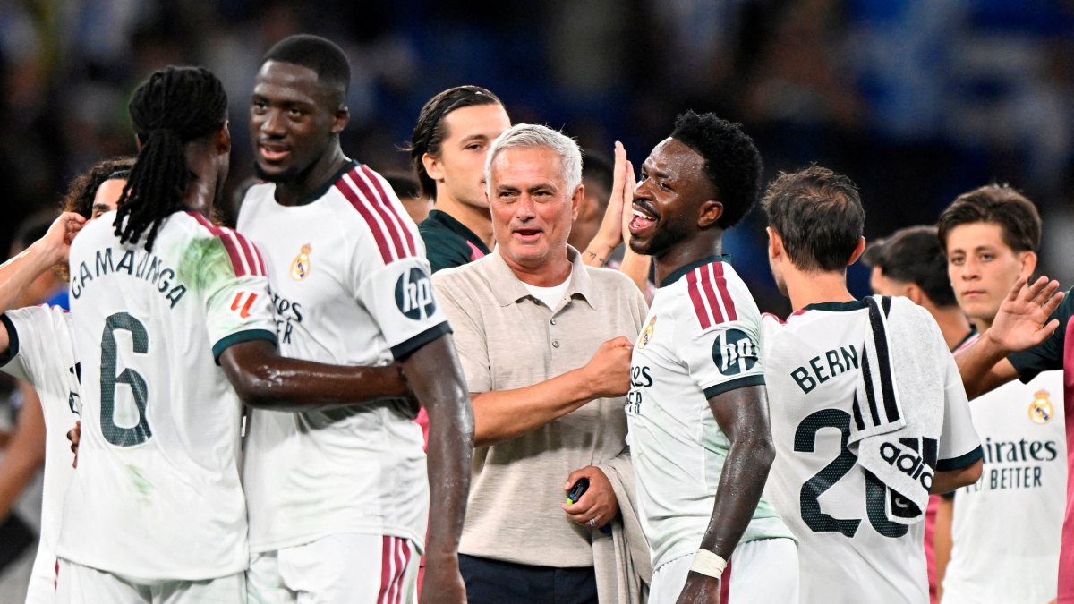 Real Madrid coach Jose Mourinho celebrates with his players after winning a La Liga match against Espanyol, Cornella de Llobregat, Spain, Aug. 22, 2026. (Reuters Photo)