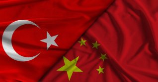 The flags of Türkiye (L) and China (R) are pictured side by side. (Shutterstock Photo)