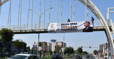 People hang a banner reading "Thank You Erdoğan" addressed to the president in Kurdish and Turkish in reference to terror-free Türkiye law, Batman, Türkiye, Aug. 14, 2026. (AA Photo)