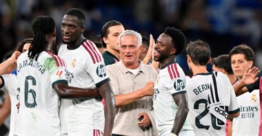 Real Madrid coach Jose Mourinho celebrates with his players after winning a La Liga match against Espanyol, Cornella de Llobregat, Spain, Aug. 22, 2026. (Reuters Photo)