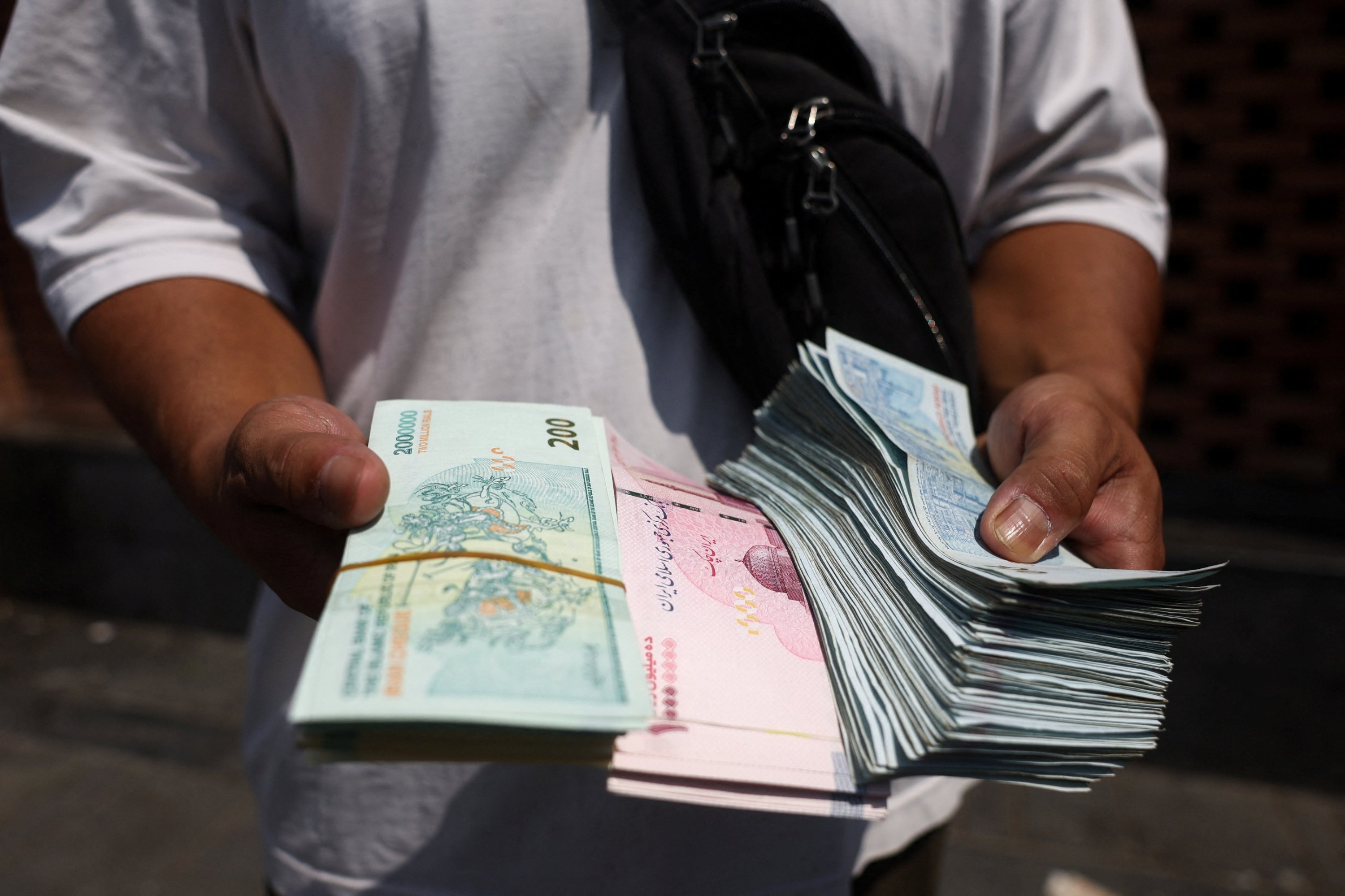 Iran’s rial plunges to fresh low amid looming US sanctions