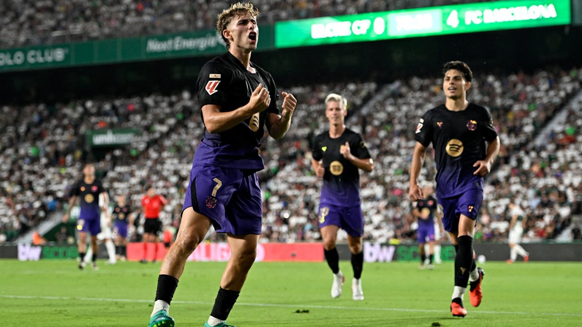 Barcelona's Fermin Lopez (L) celebrates scoring his side's fifth goal against Elche in Elche, Spain, Aug. 23, 2026 (Reuters Photo)
