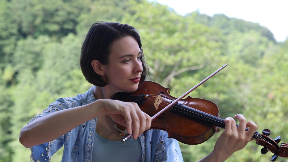 American violinist and ethnomusicologist Audrey Wozniak plays the violin while exploring Türkiye’s musical traditions in Rize, northern Türkiye, Aug. 21, 2026. (AA Photo)