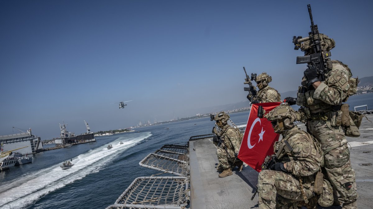 Underwater Offense (SAT) and Underwater Defense (SAS) commandos of the Turkish Naval Forces perform a demonstration during Teknofest Blue Homeland, Kocaeli, Türkiye, Aug. 23, 2026. (AA Photo)