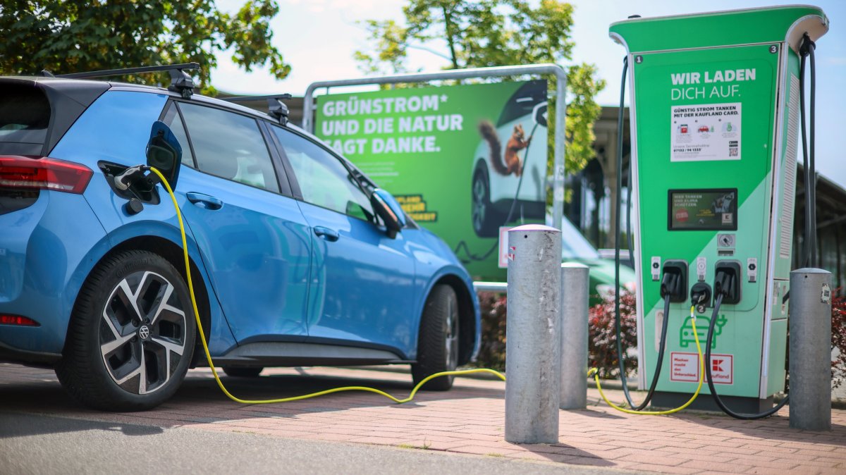 A car is charged at the charging hub in Berlin, Germany, Aug. 10, 2026. (EPA Photo)