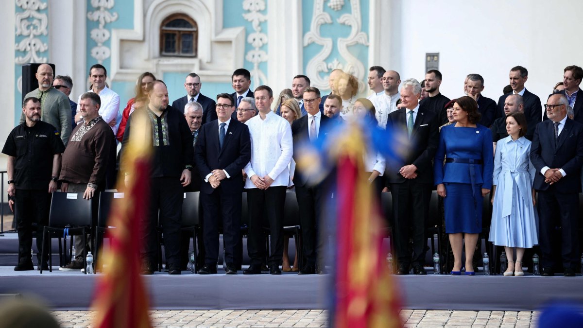 (From Top L) Ukraine Defense Minister Denys Shmyhal, Britain's Prime Minister Andy Burnham (4th L), Finland's President Alexander Stubb (C), Lithuania's President Gitanas Nauseda (4th R), Ukraine's Defense Minister Rustem Umerov (4th R Rear) and Estonia's President Alar Karis (R) attend a commemorative ceremony on Ukraine's 35th Independence Day outside St. Sofia cathedral in Kyiv, Ukraine, Aug. 24, 2026. (AFP Photo)