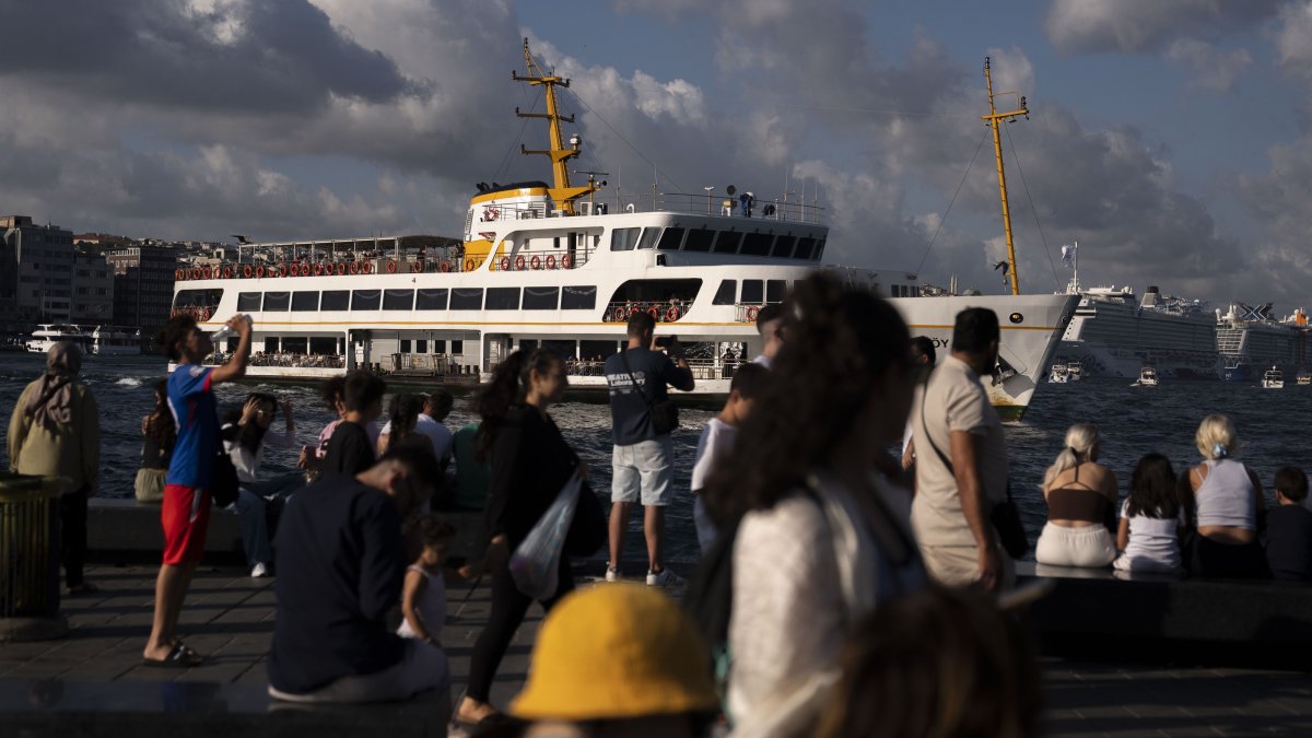 People in the historic Eminönü district, Istanbul, Türkiye, Aug. 1, 2026. (AA Photo)