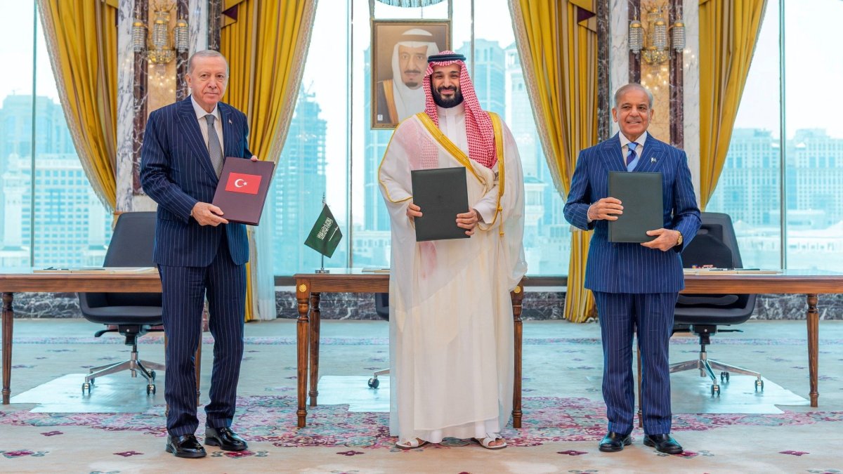 (From L) Turkish President Tayyip Erdoğan, Saudi Crown Prince Mohammed bin Salman and Pakistan's Prime Minister Shehbaz Sharif pose after signing a joint defense agreement in Mecca, Saudi Arabia, Aug. 7, 2026. (Reuters Photo)