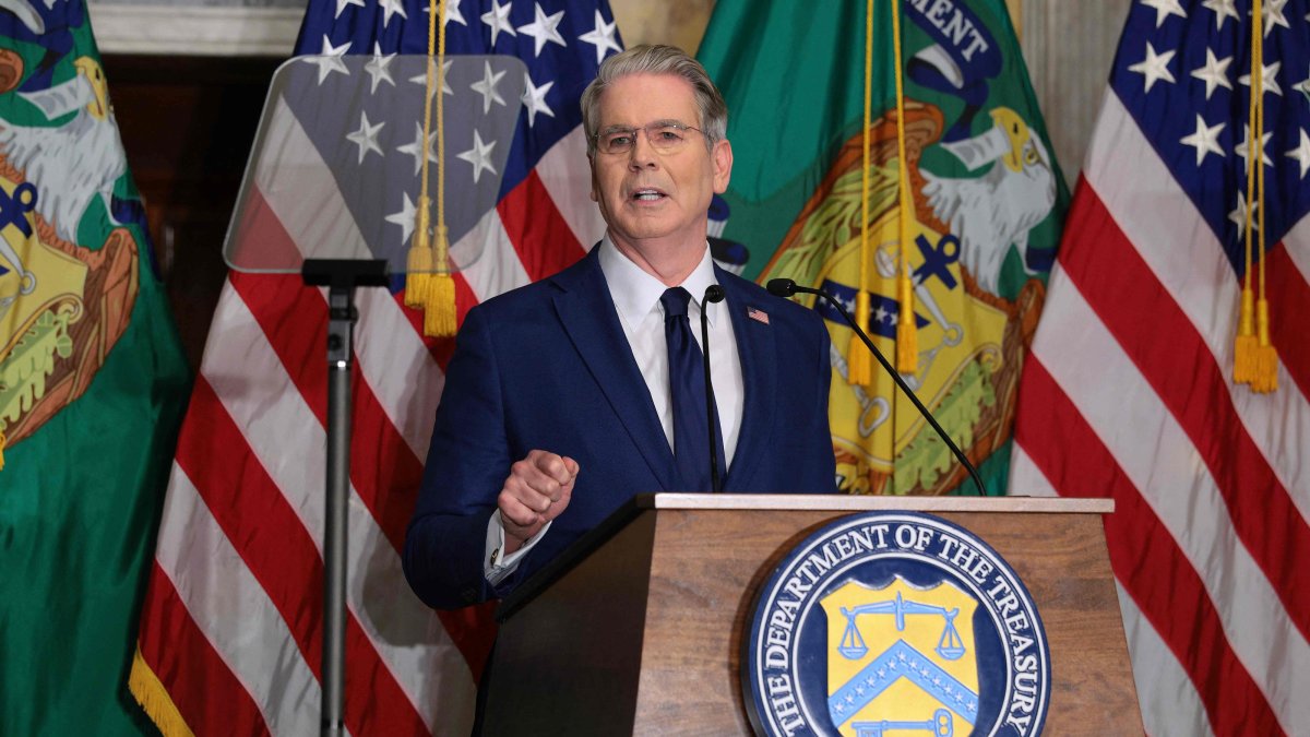 U.S. Treasury Secretary Scott Bessent announces a new set of sanctions against Iran, describing them as "an economic D-Day," in the Cash Room at the Treasury Department in Washington, U.S., Aug. 24, 2026. (AFP Photo)