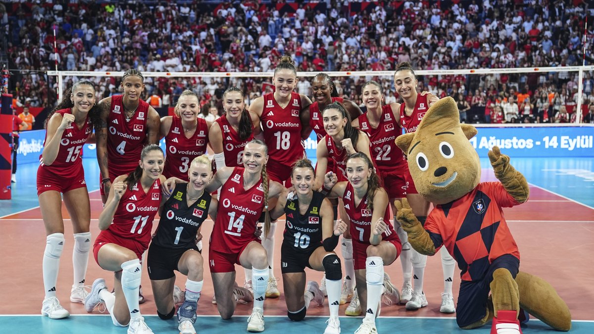 Türkiye’s national women’s volleyball team poses for a photo after defeating Hungary in Pool A of the 2026 CEV Women’s European Volleyball Championship at Sinan Erdem Sports Hall, Istanbul, Türkiye, Aug. 24, 2026. (AA Photo)