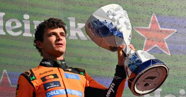 McLaren's British driver Lando Norris celebrates with the trophy on the podium after the Formula 1 Dutch GP at The Circuit Zandvoort, western Netherlands, Aug. 23, 2026. (AFP Photo)