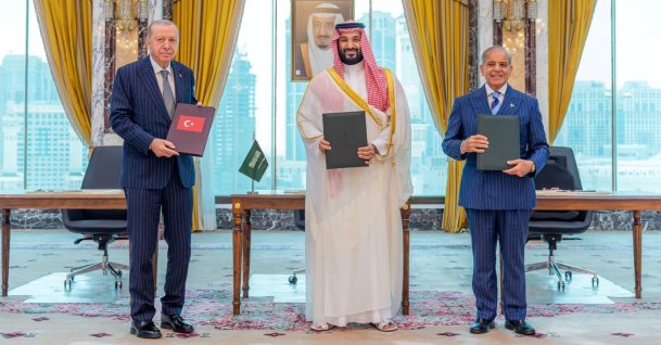 (From L) Turkish President Tayyip Erdoğan, Saudi Crown Prince Mohammed bin Salman and Pakistan's Prime Minister Shehbaz Sharif pose after signing a joint defense agreement in Mecca, Saudi Arabia, Aug. 7, 2026. (Reuters Photo)