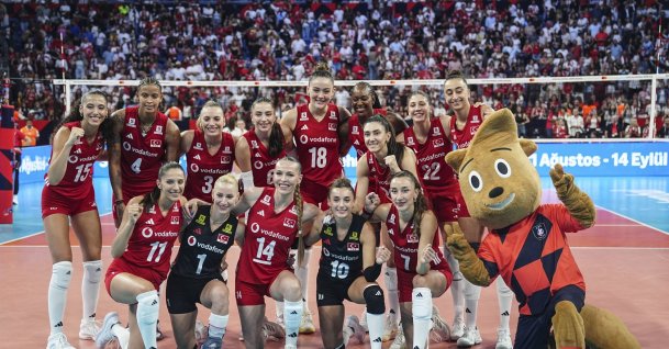 Türkiye’s national women’s volleyball team poses for a photo after defeating Hungary in Pool A of the 2026 CEV Women’s European Volleyball Championship at Sinan Erdem Sports Hall, Istanbul, Türkiye, Aug. 24, 2026. (AA Photo)