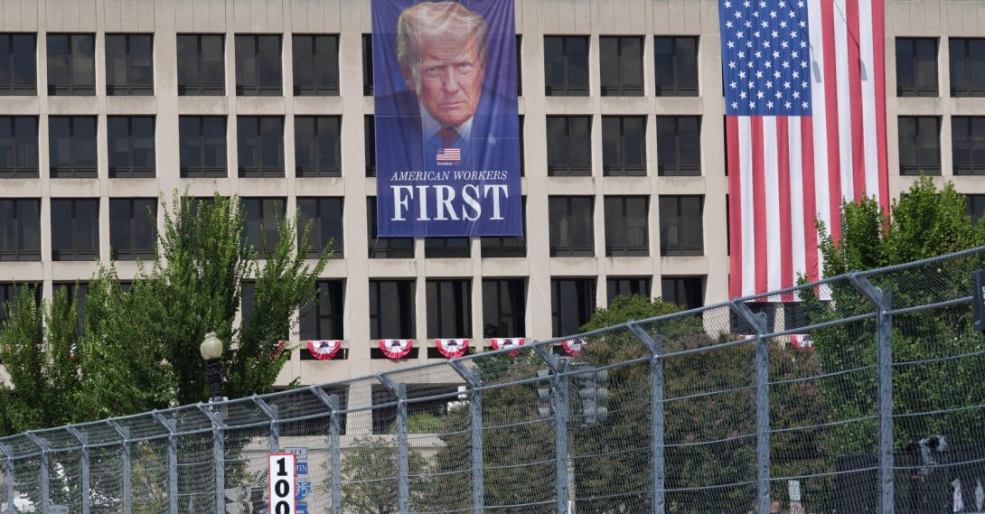 A U.S. flag and a poster of U.S. President Donald Trump as drivers take part in the Freedom 250 Grand Prix IndyCar Series race in Washington, D.C., U.S., Aug. 23, 2026. (Reuters Photo)