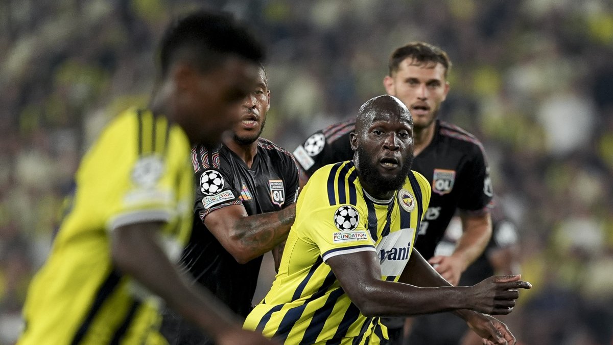 Fenerbahçe's Romelu Lukaku (R) in action during the UEFA Champions League match against Olympique Lyonnais at Chobani Stadium, Istanbul, Aug. 18, 2026. (AA Photo)