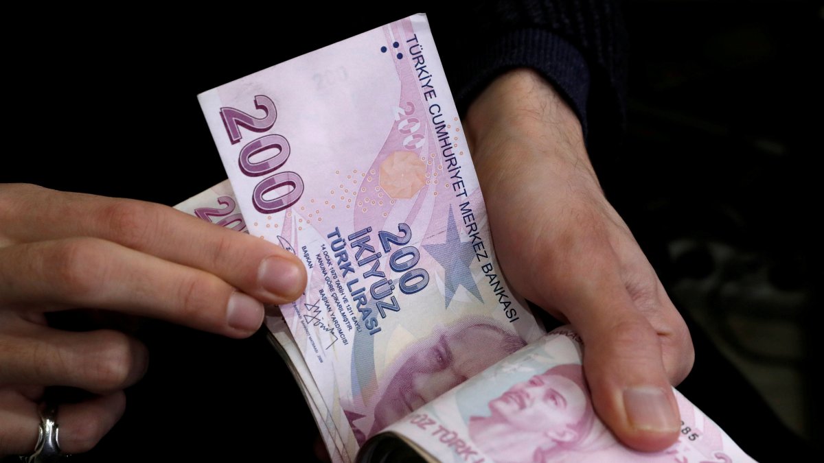 A merchant counts Turkish lira banknotes at the Grand Bazaar, Istanbul, Türkiye, March 29, 2019. (Reuters Photo)