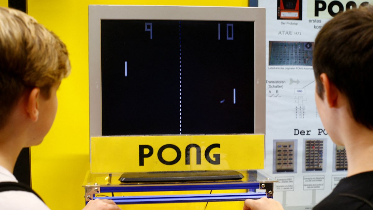 People play Atari arcade game "Pong" at the Gamescom computer and video games fair, Cologne, Germany, Aug. 22, 2018. (Reuters Photo)