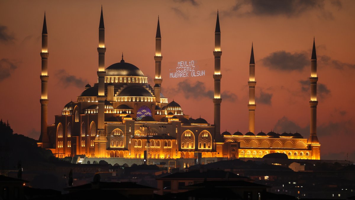 A mahya bearing the words “May Our Mawlid Night Be Blessed” hangs between the minarets of the Büyük Çamlıca Mosque, Istanbul, Türkiye, Aug. 24, 2026. (AA Photo)