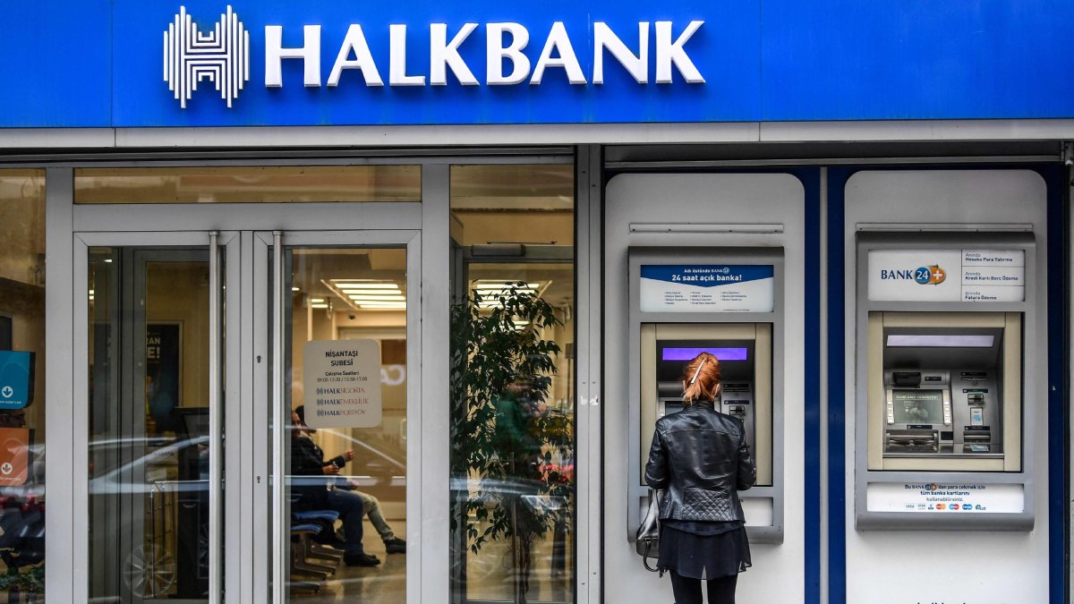 A person uses an ATM machine at a branch of the Turkish public bank Halkbank in Istanbul, Türkiye, Dec. 1, 2017. (AFP File Photo)