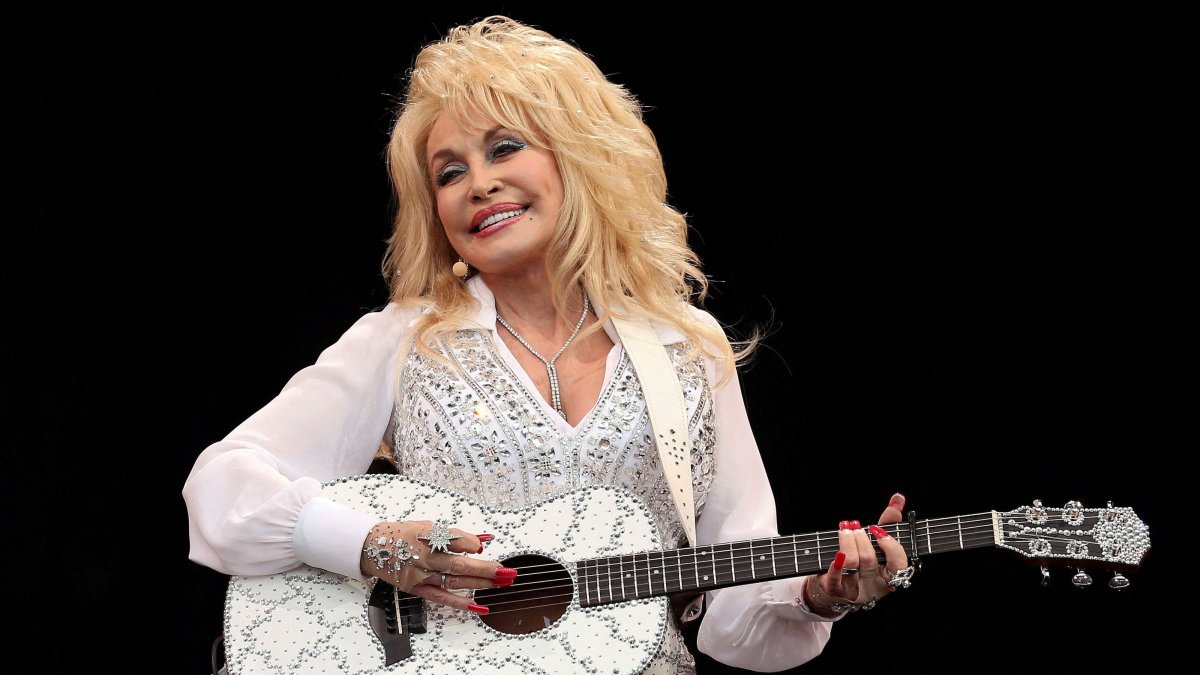 American country music star Dolly Parton performs on the Pyramid Stage at Worthy Farm in Somerset during the Glastonbury Festival, June 29, 2014. (Reuters File Photo)