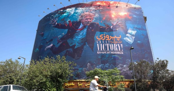 Motorists drive past an anti-U.S. billboard, Tehran, Iran, Aug. 24, 2026. (AFP Photo)