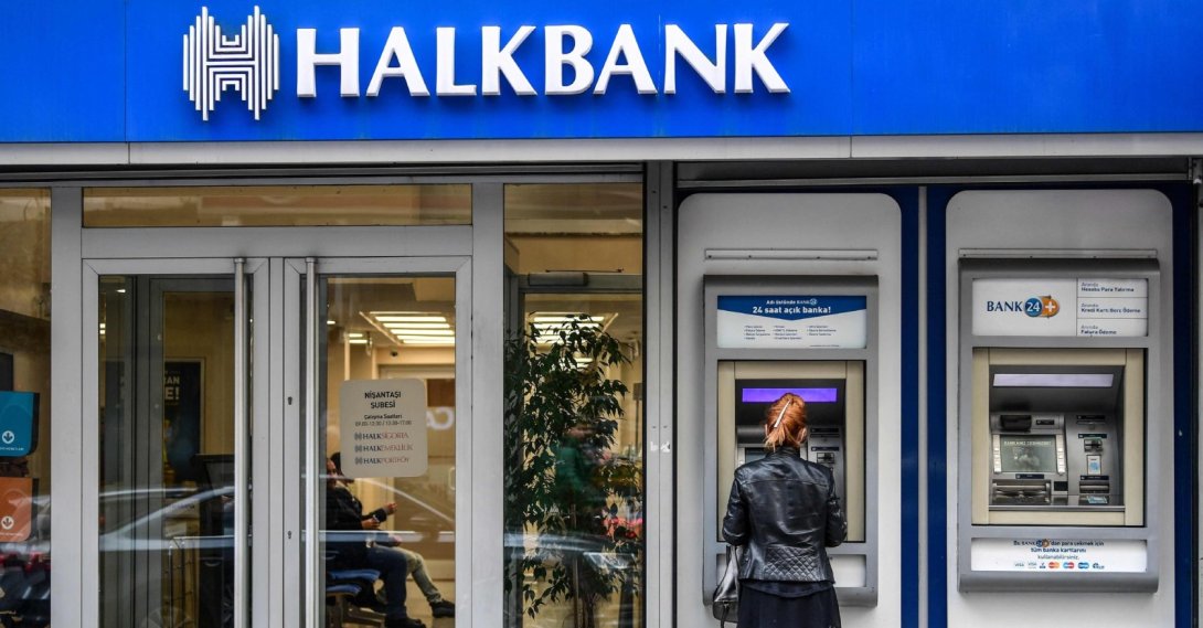 A person uses an ATM machine at a branch of the Turkish public bank Halkbank in Istanbul, Türkiye, Dec. 1, 2017. (AFP File Photo)