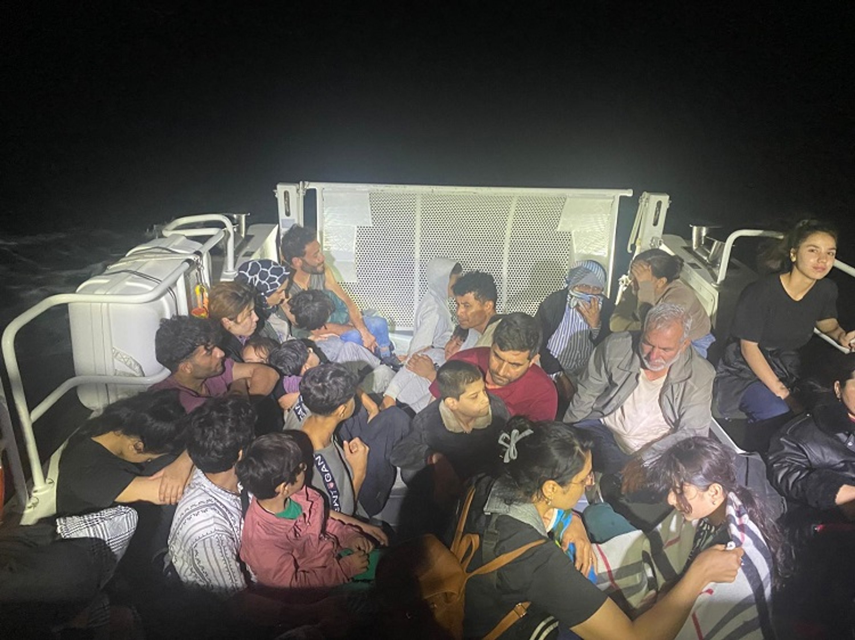 Migrant smuggling raids sweep Türkiye, dozens detained