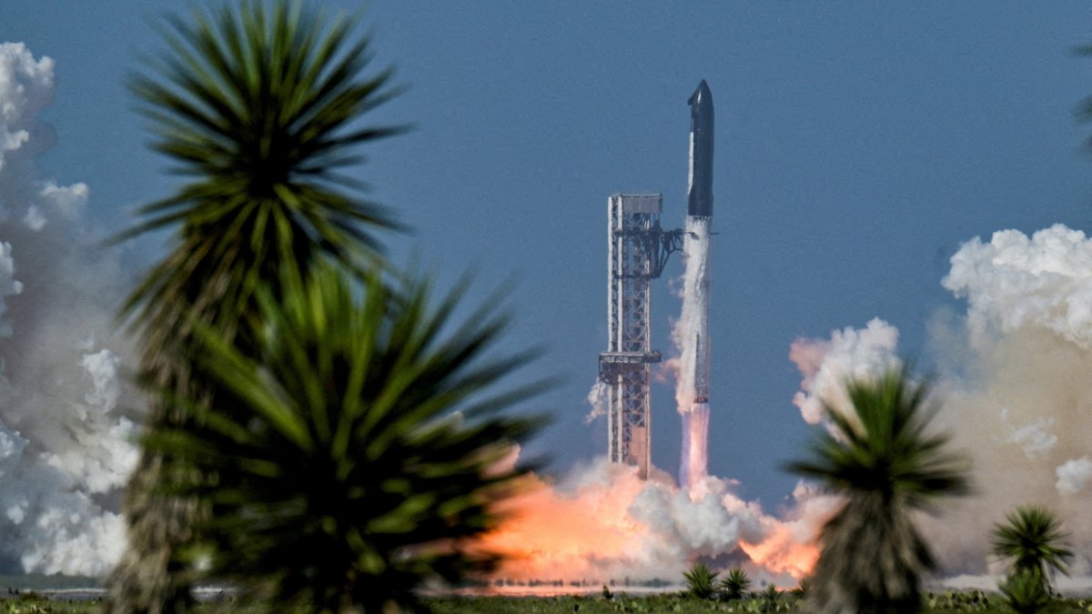 The SpaceX Starship and Super Heavy v3 Booster lift off on its 13th test flight from the SpaceX launch complex in Starbase, Texas, U.S., July 24, 2026. (Reuters Photo)