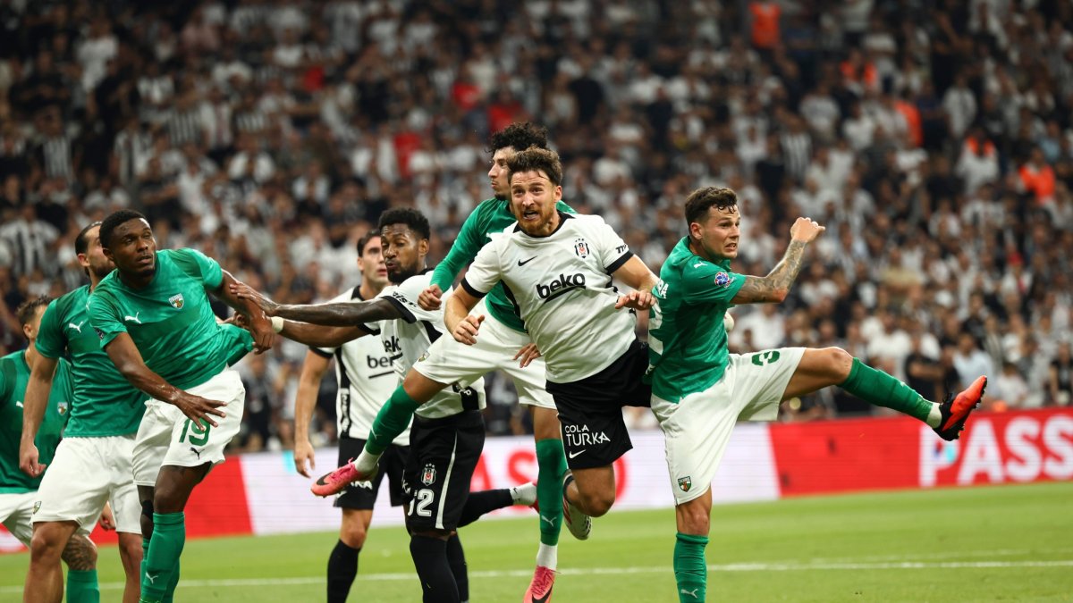 Beşiktaş and Kauno Zalgiris players in action during the UEFA Europa League playoff match at the Tüpraş Stadium, Istanbul, Türkiye, Aug. 20, 2026. (IHA Photo) 
