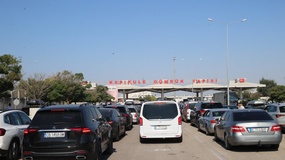 Cars wait at the Kapıkule Border Gate as they return to European countries, Edirne, Türkiye, Aug. 26, 2026. (AA Photo)