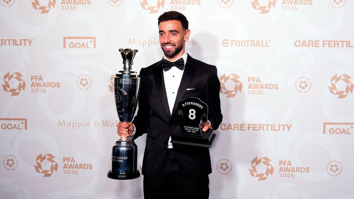 Bruno Fernandes with his Player of the Year award during the PFA Awards 2026 at Manchester Opera House, Manchester, U.K., Aug. 25, 2026. (AP Photo)