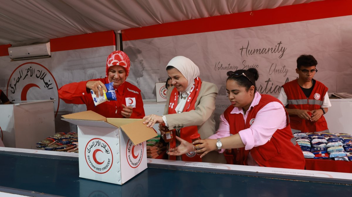 Turkish Red Crescent President Fatma Meriç Yılmaz and a delegation pack aid supplies for Gaza, Rafah, Egypt, Aug. 25, 2026. (AA Photo)