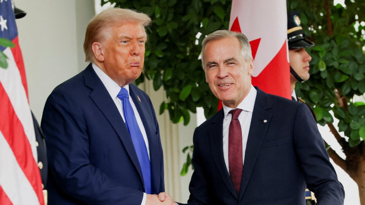 U.S. President Donald Trump welcomes Canada's Prime Minister Mark Carney at the White House in Washington, D.C., U.S., Oct. 7, 2025. (Reuters Photo)