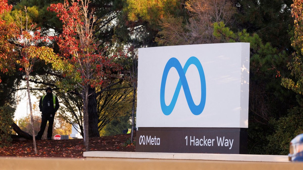 A  security guard stands watch by the Meta sign outside the headquarters of Facebook parent company Meta Platforms Inc in Mountain View, California, U.S., Nov. 9, 2022. (Reuters Photo)