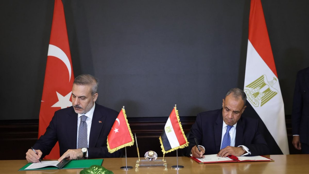 Foreign Minister Hakan Fidan and Egyptian Foreign Minister Badr Abdelatty sign agreements after their meeting in El Alamein, Egypt, Aug. 13, 2026. (DHA File Photo)