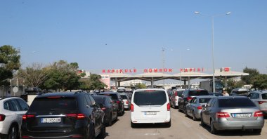 Cars wait at the Kapıkule Border Gate as they return to European countries, Edirne, Türkiye, Aug. 26, 2026. (AA Photo)