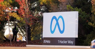 A  security guard stands watch by the Meta sign outside the headquarters of Facebook parent company Meta Platforms Inc in Mountain View, California, U.S., Nov. 9, 2022. (Reuters Photo)