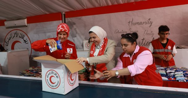 Turkish Red Crescent President Fatma Meriç Yılmaz and a delegation pack aid supplies for Gaza, Rafah, Egypt, Aug. 25, 2026. (AA Photo)