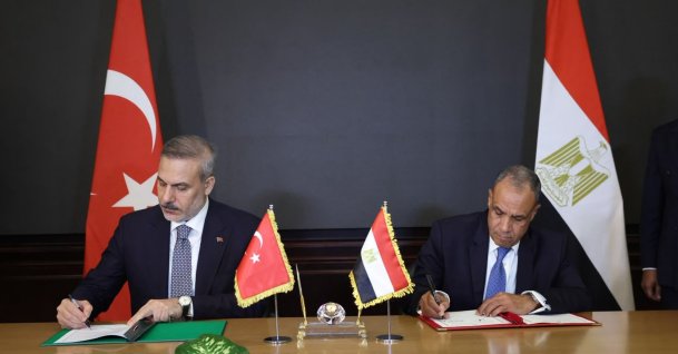 Foreign Minister Hakan Fidan and Egyptian Foreign Minister Badr Abdelatty sign agreements after their meeting in El Alamein, Egypt, Aug. 13, 2026. (DHA File Photo)