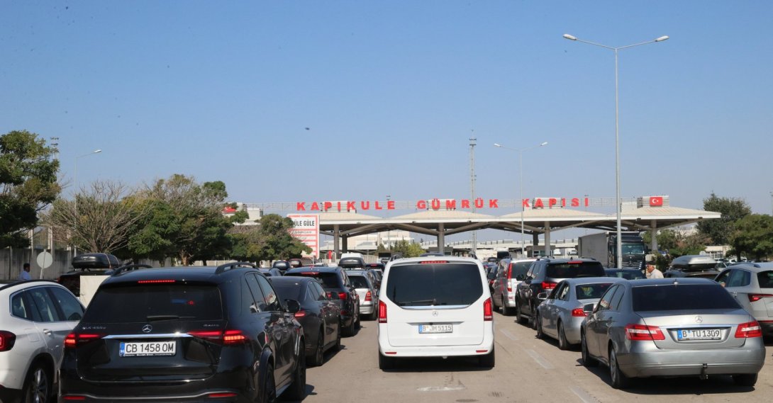 Cars wait at the Kapıkule Border Gate as they return to European countries, Edirne, Türkiye, Aug. 26, 2026. (AA Photo)