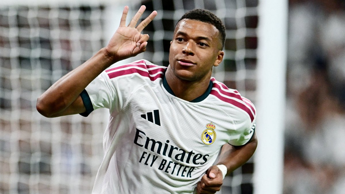 Real Madrid's Kylian Mbappe celebrates scoring their fourth goal to complete his hat trick in a La Liga tie against Real Sociedad, Madrid, Spain, Aug. 26, 2026 (Reuters Photo)