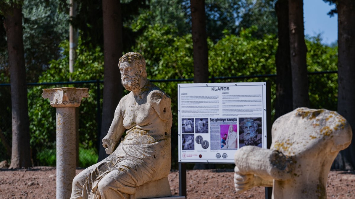 A close-up of a seated statue of Homer, discovered during excavations at Klaros beginning in 1952 and reconstructed in 2004, are displayed at the Archaeology and Ethnography Museum, Izmir, Türkiye, Aug. 24, 2026. (AA Photo)