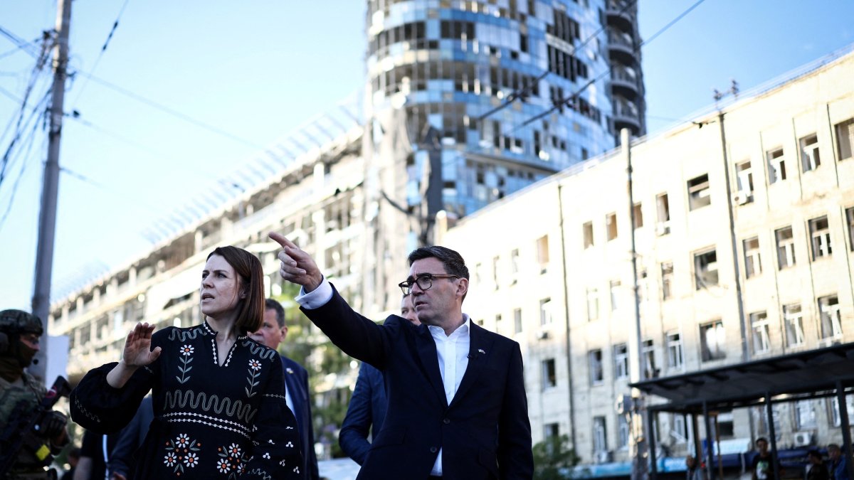 British Prime Minister Andy Burnham reacts as he is shown the rubble and wreckage left on the buildings and site of a strike near the Lukanivska market, Kyiv, Ukraine, Aug. 24, 2026. (Reuters Photo)